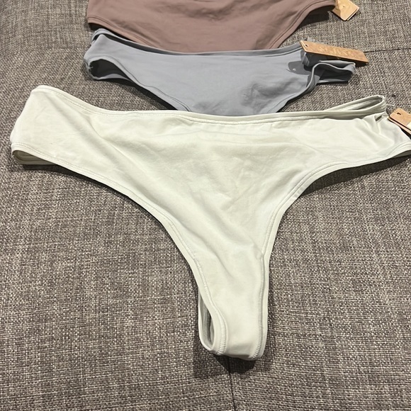 Skims Fits Everybody  Thong - Picture 2 of 16